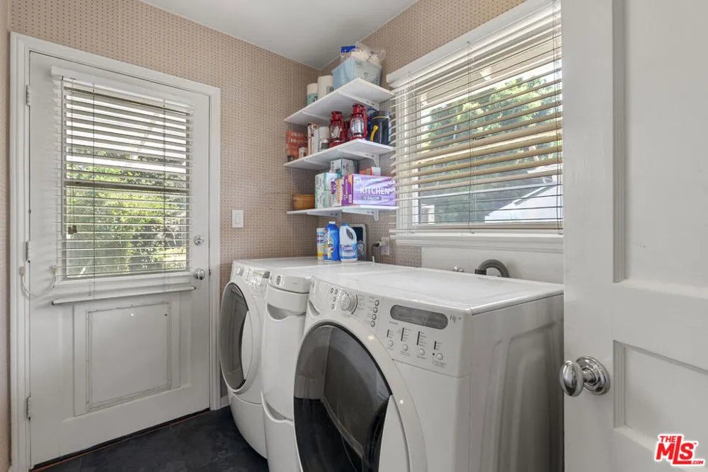 4718 Columbus Avenue Sherman Oaks, CA 91403