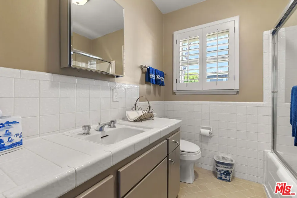 4718 Columbus Avenue Sherman Oaks, CA 91403