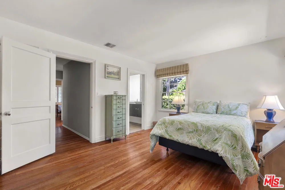 4718 Columbus Avenue Sherman Oaks, CA 91403