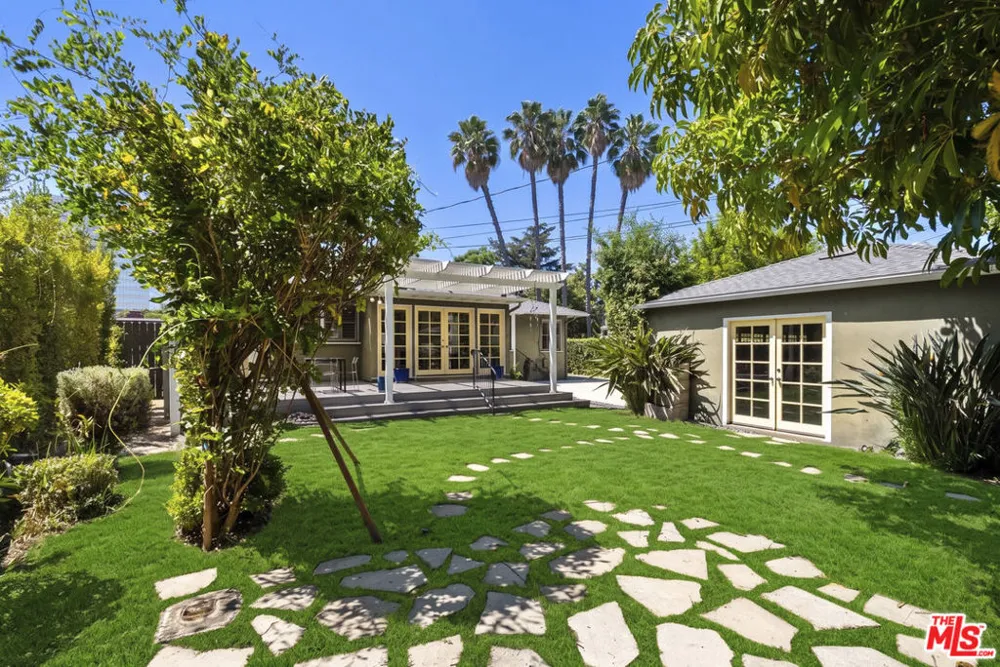 4718 Columbus Avenue Sherman Oaks, CA 91403