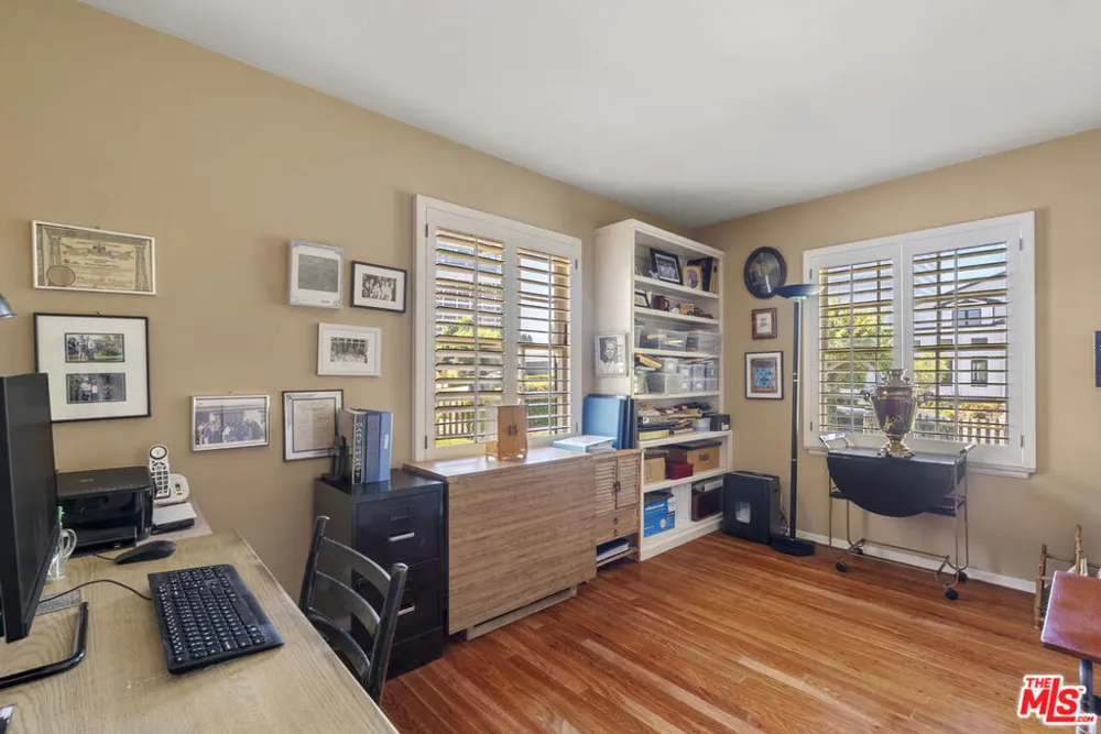 4718 Columbus Avenue Sherman Oaks, CA 91403