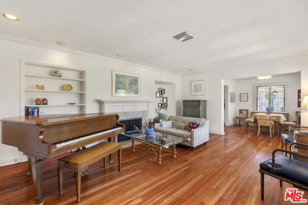 4718 Columbus Avenue Sherman Oaks, CA 91403