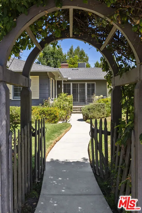 4718 Columbus Avenue Sherman Oaks, CA 91403