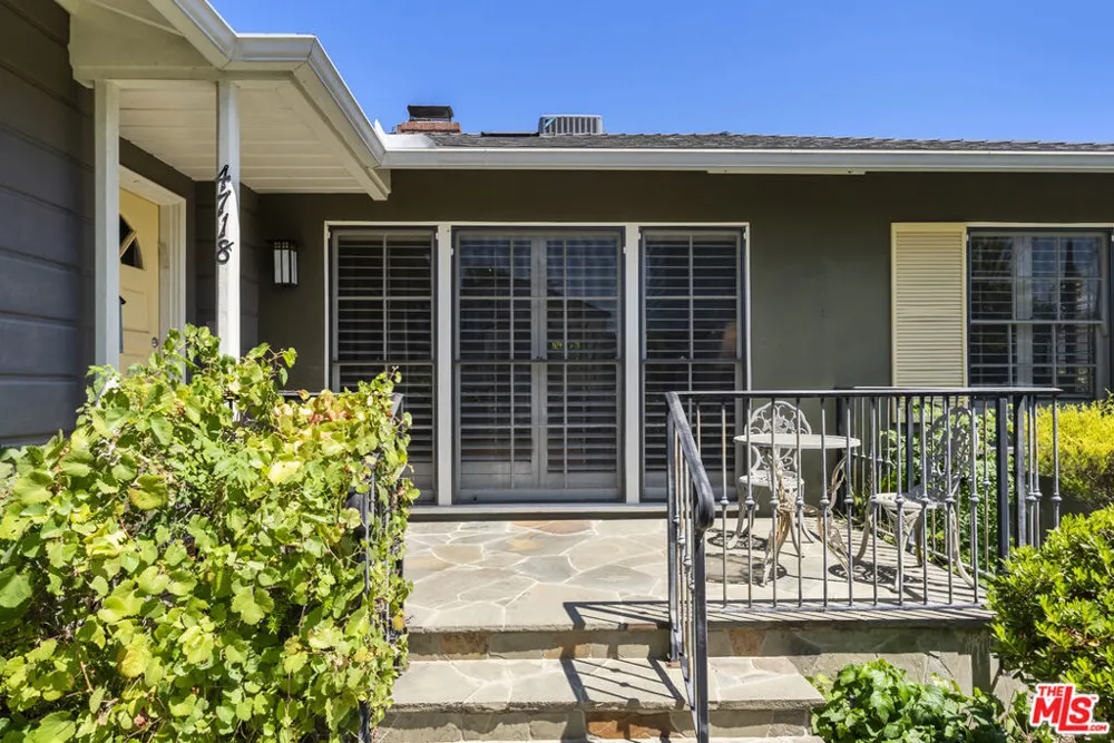 4718 Columbus Avenue Sherman Oaks, CA 91403