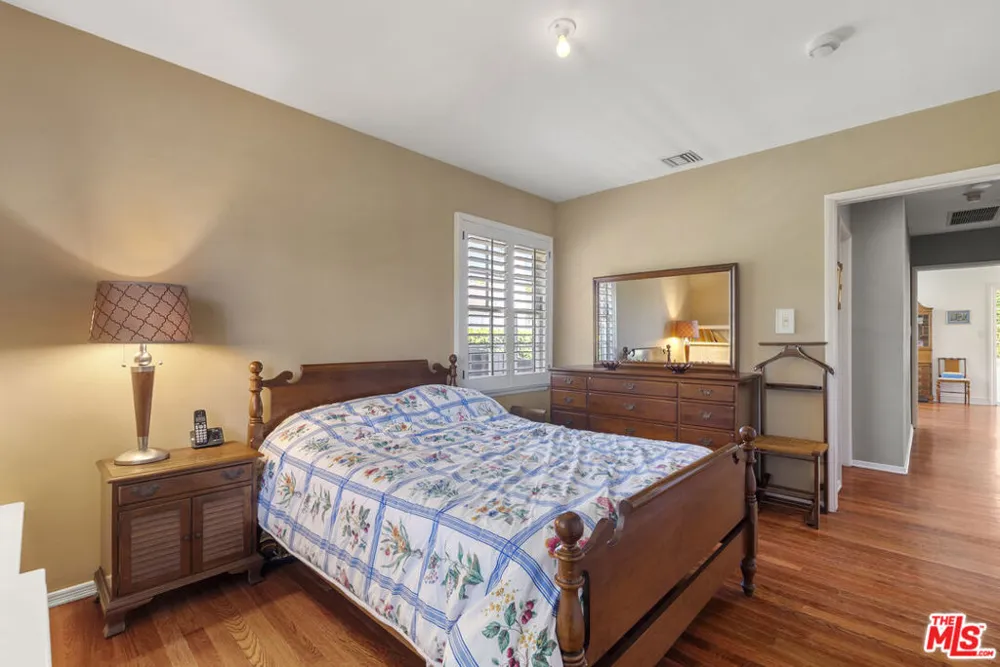 4718 Columbus Avenue Sherman Oaks, CA 91403