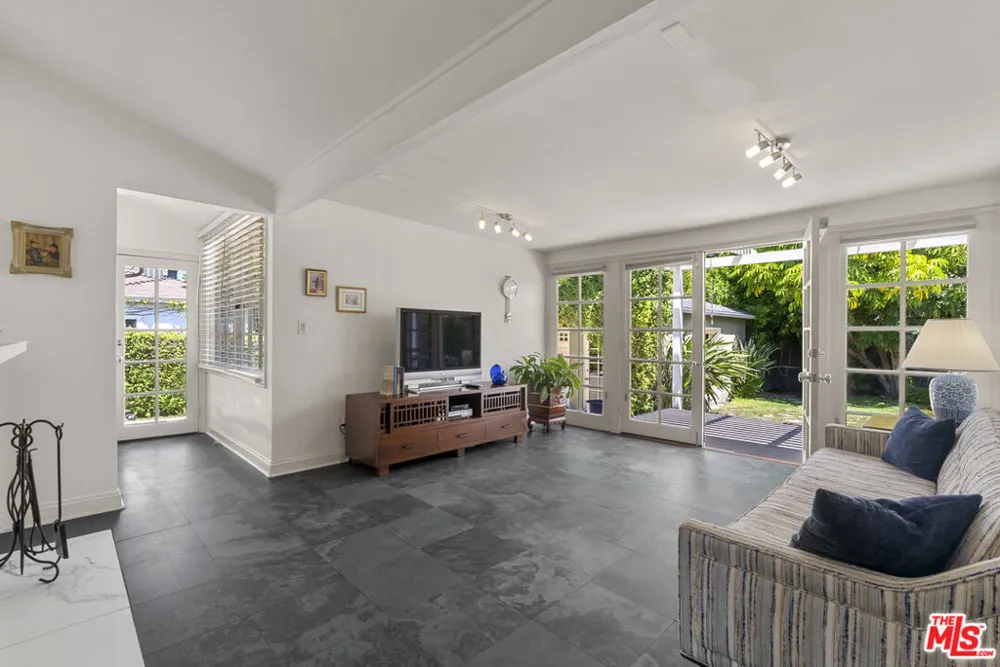 4718 Columbus Avenue Sherman Oaks, CA 91403