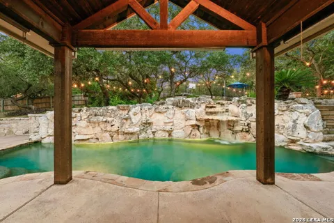 8255 Colonial Woods