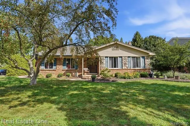 1353 Madison Drive Troy City, MI 48083