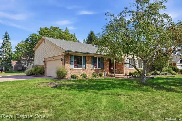 1353 Madison Drive Troy City, MI 48083
