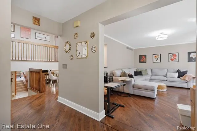 1353 Madison Drive Troy City, MI 48083