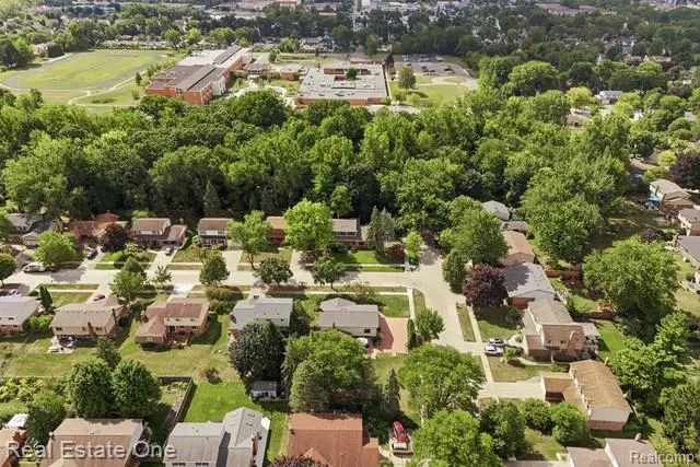 1353 Madison Drive Troy City, MI 48083