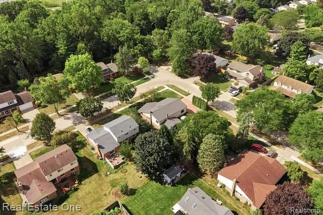 1353 Madison Drive Troy City, MI 48083