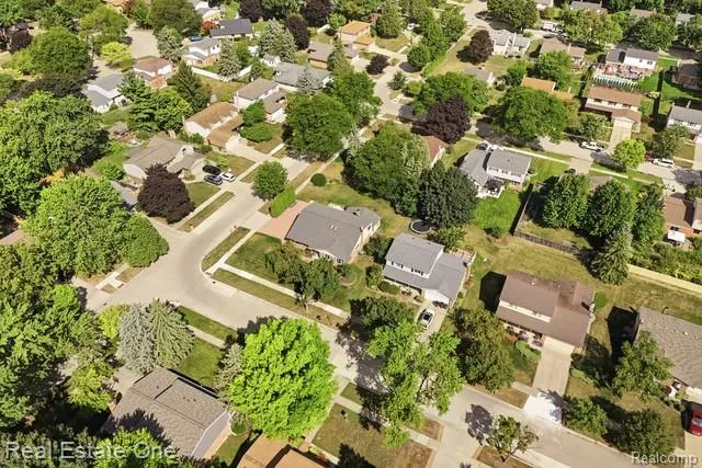 1353 Madison Drive Troy City, MI 48083