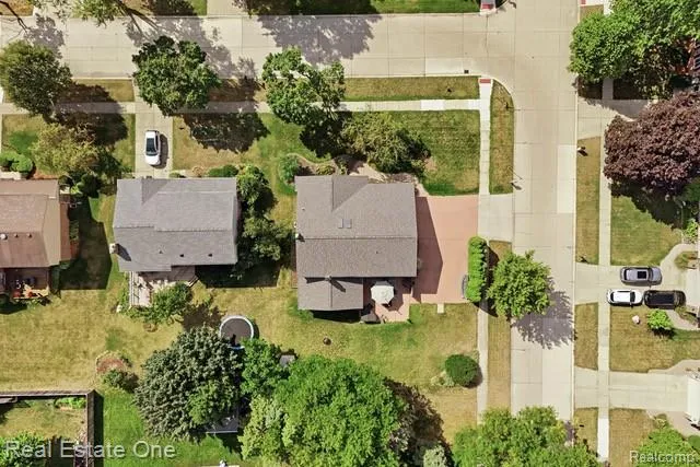 1353 Madison Drive Troy City, MI 48083
