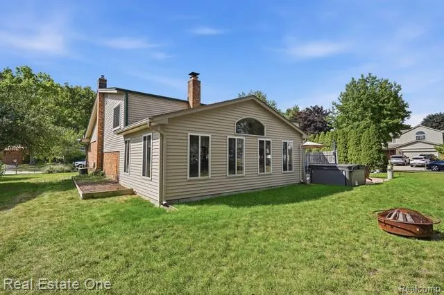 1353 Madison Drive Troy City, MI 48083