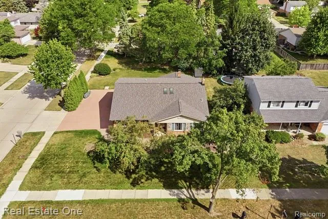 1353 Madison Drive Troy City, MI 48083