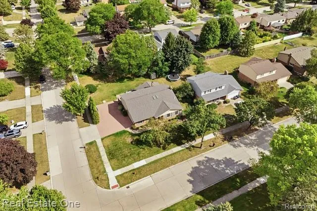 1353 Madison Drive Troy City, MI 48083