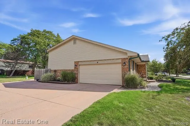 1353 Madison Drive Troy City, MI 48083