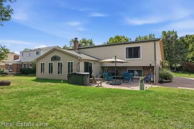 1353 Madison Drive Troy City, MI 48083