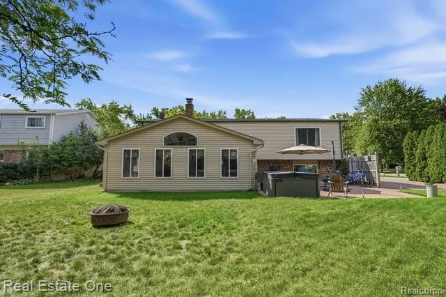 1353 Madison Drive Troy City, MI 48083