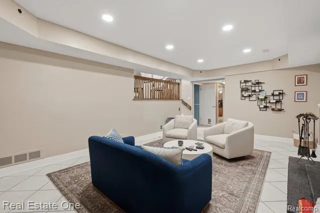 1353 Madison Drive Troy City, MI 48083