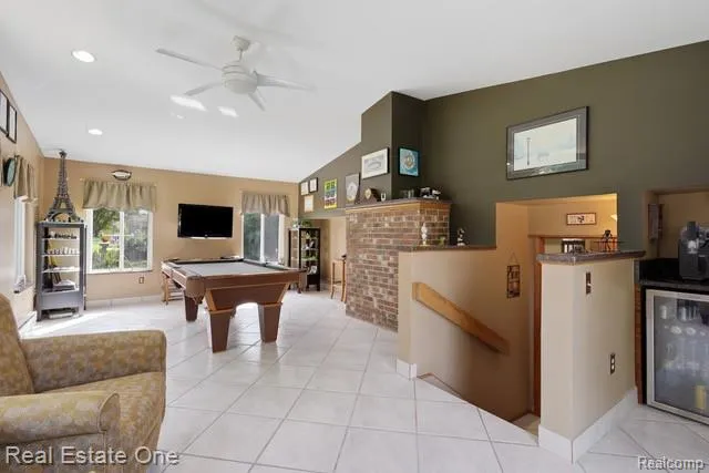 1353 Madison Drive Troy City, MI 48083