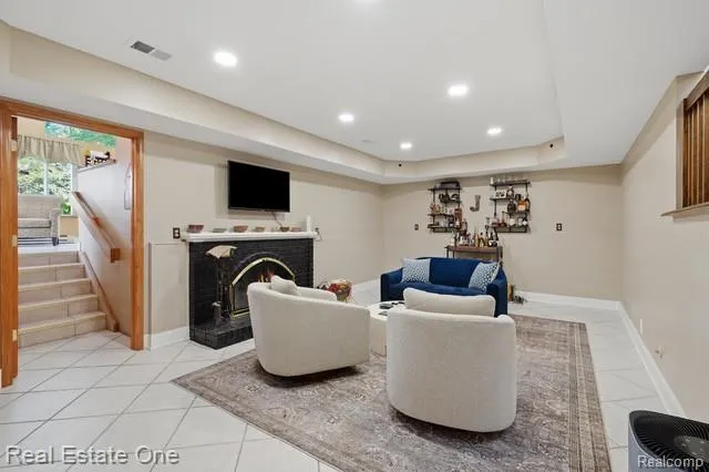 1353 Madison Drive Troy City, MI 48083