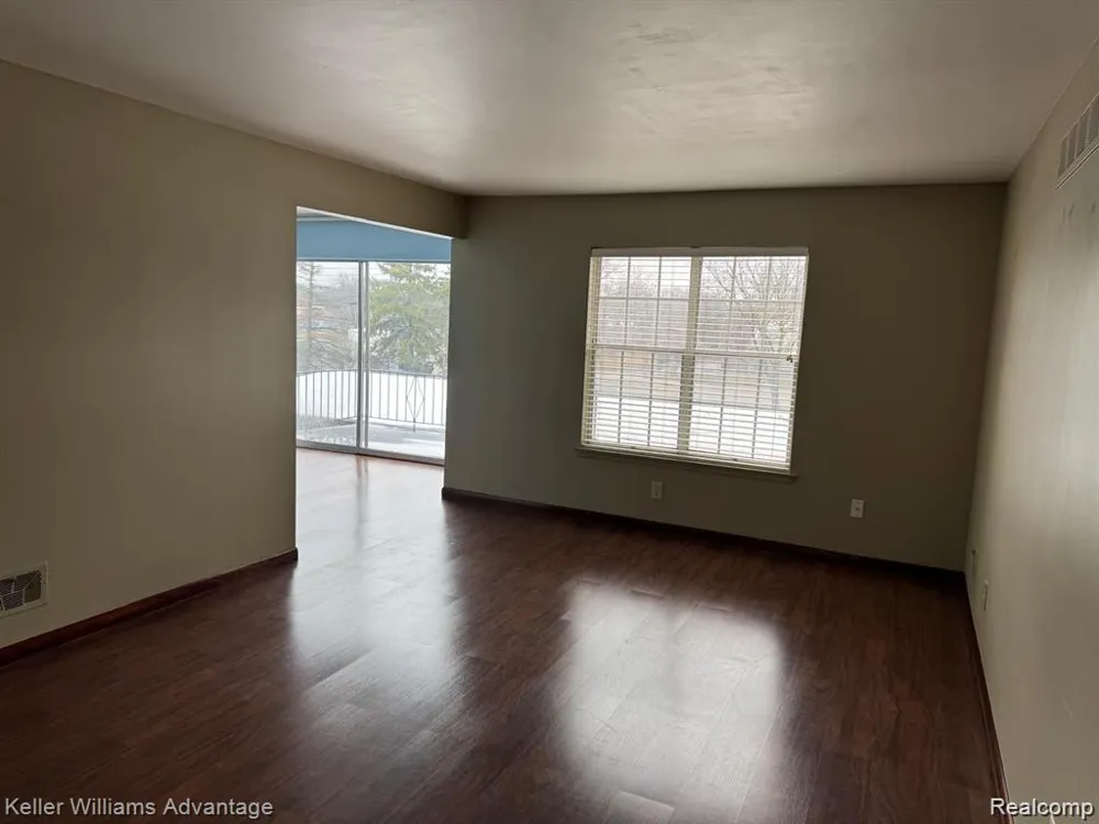 27689 W Echo Valley Farmington Hills City, MI 48334