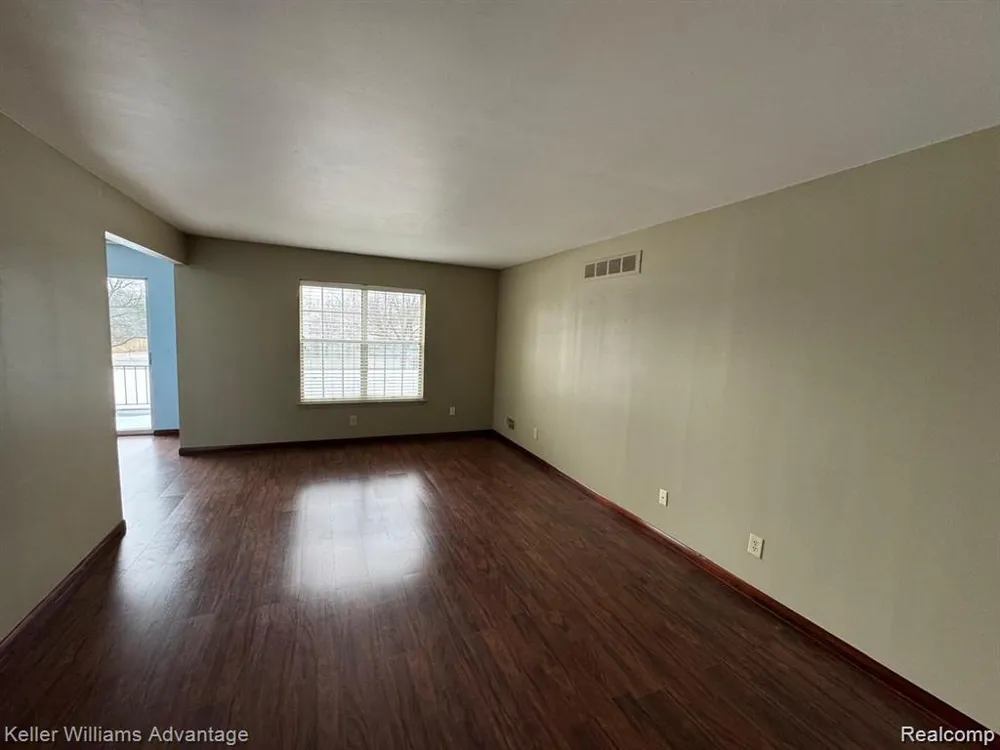 27689 W Echo Valley Farmington Hills City, MI 48334
