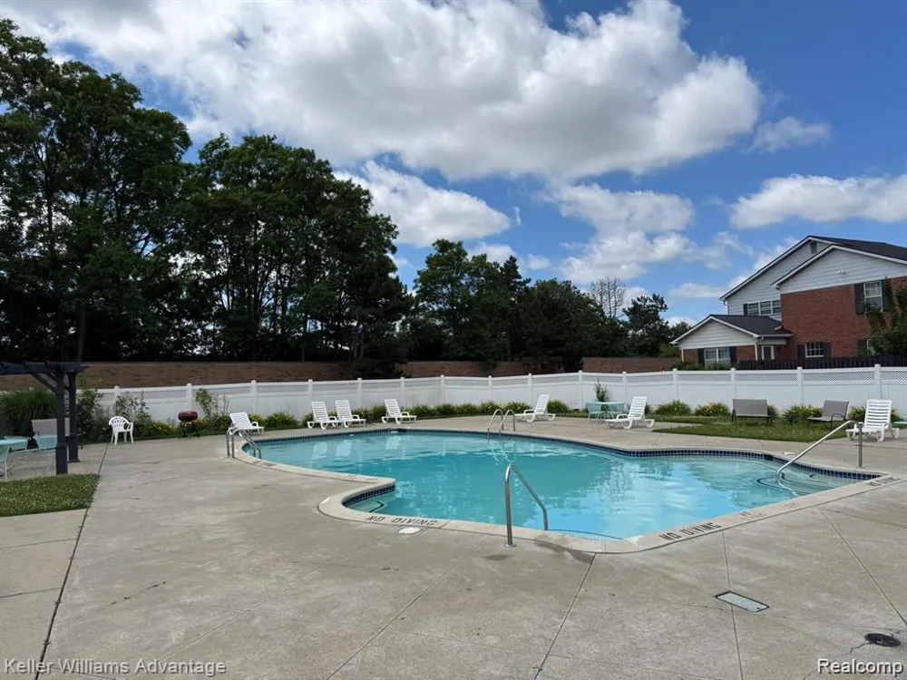 27689 W Echo Valley Farmington Hills City, MI 48334