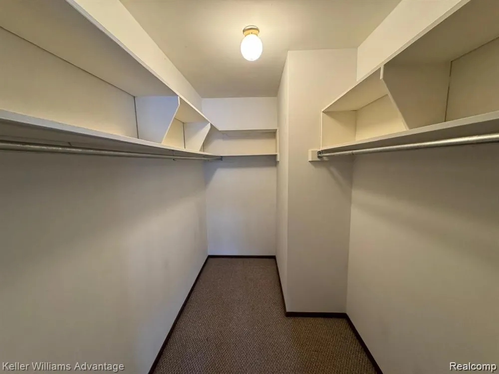 27689 W Echo Valley Farmington Hills City, MI 48334