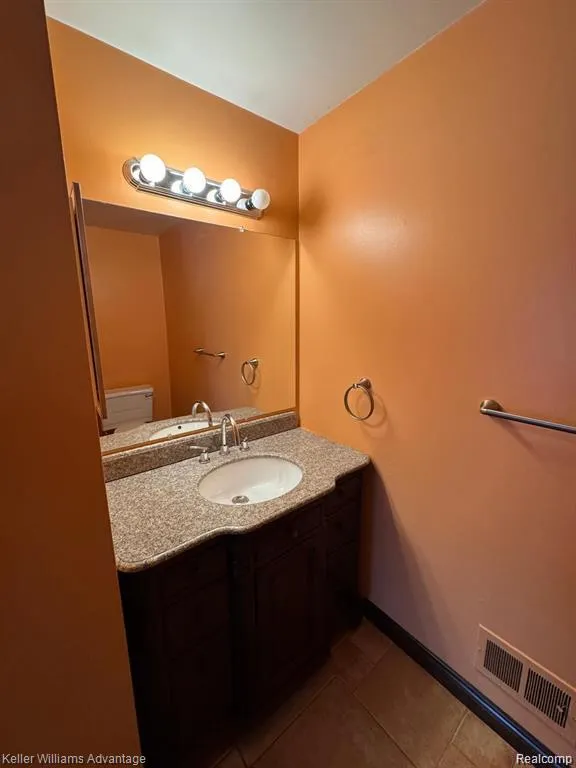 27689 W Echo Valley Farmington Hills City, MI 48334
