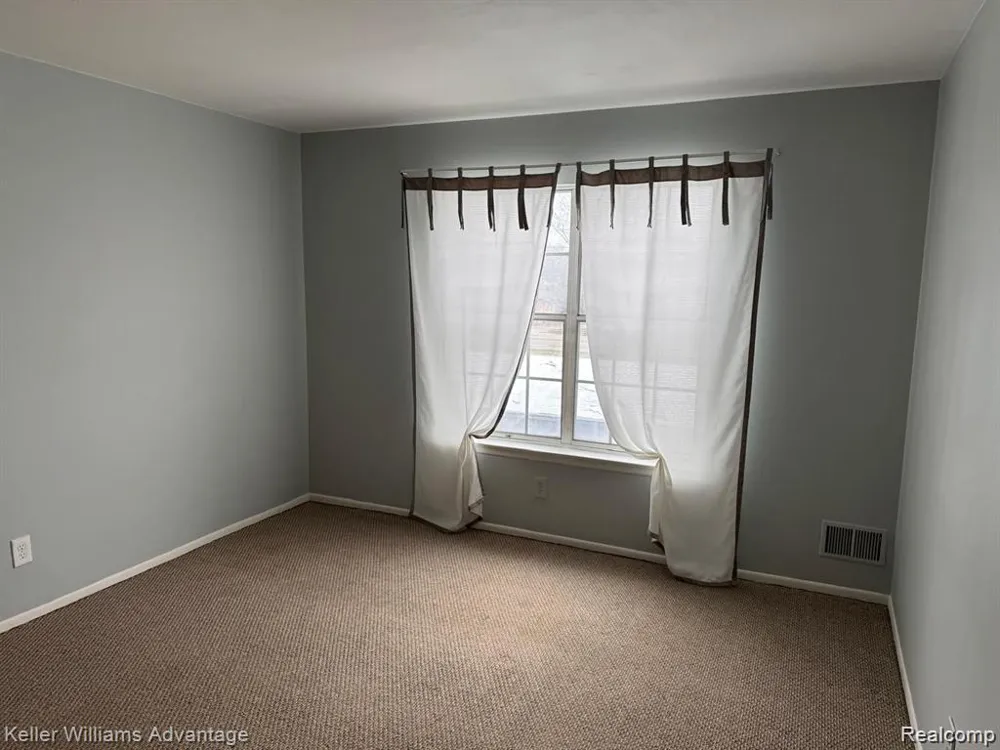 27689 W Echo Valley Farmington Hills City, MI 48334
