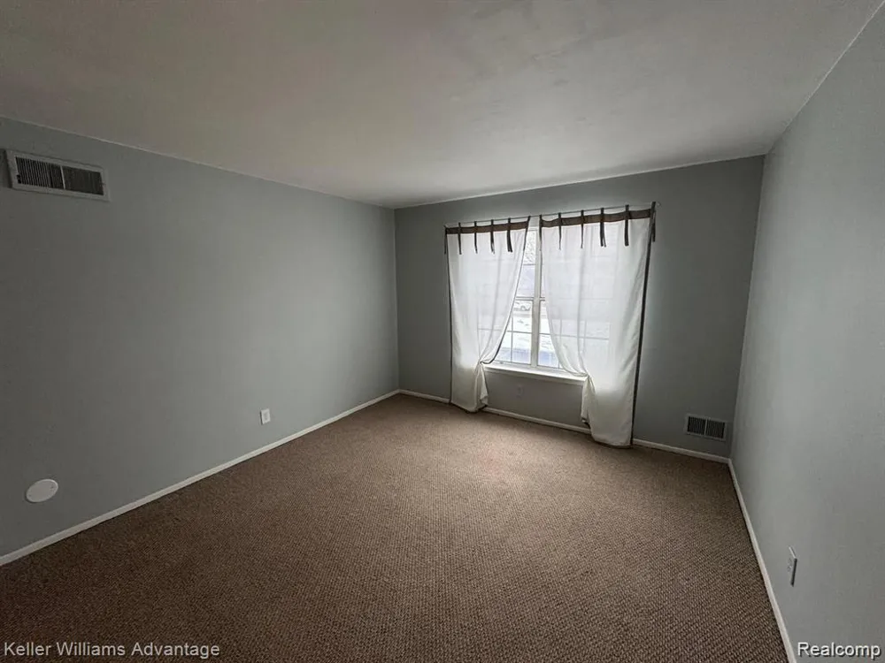 27689 W Echo Valley Farmington Hills City, MI 48334