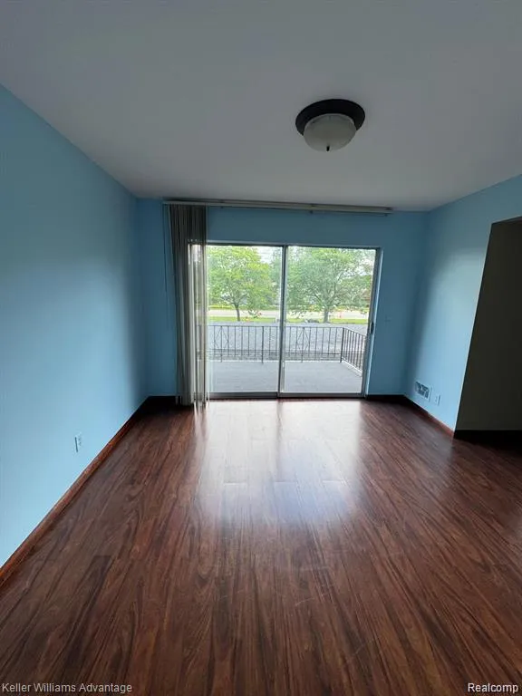 27689 W Echo Valley Farmington Hills City, MI 48334