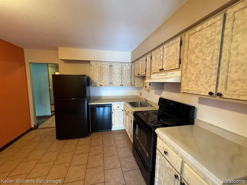 27689 W Echo Valley Farmington Hills City, MI 48334