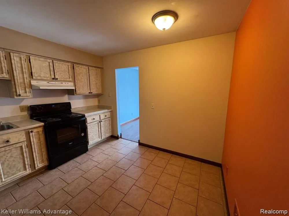27689 W Echo Valley Farmington Hills City, MI 48334