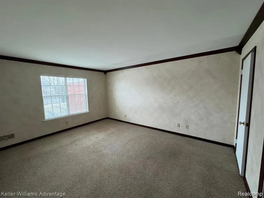 27689 W Echo Valley Farmington Hills City, MI 48334