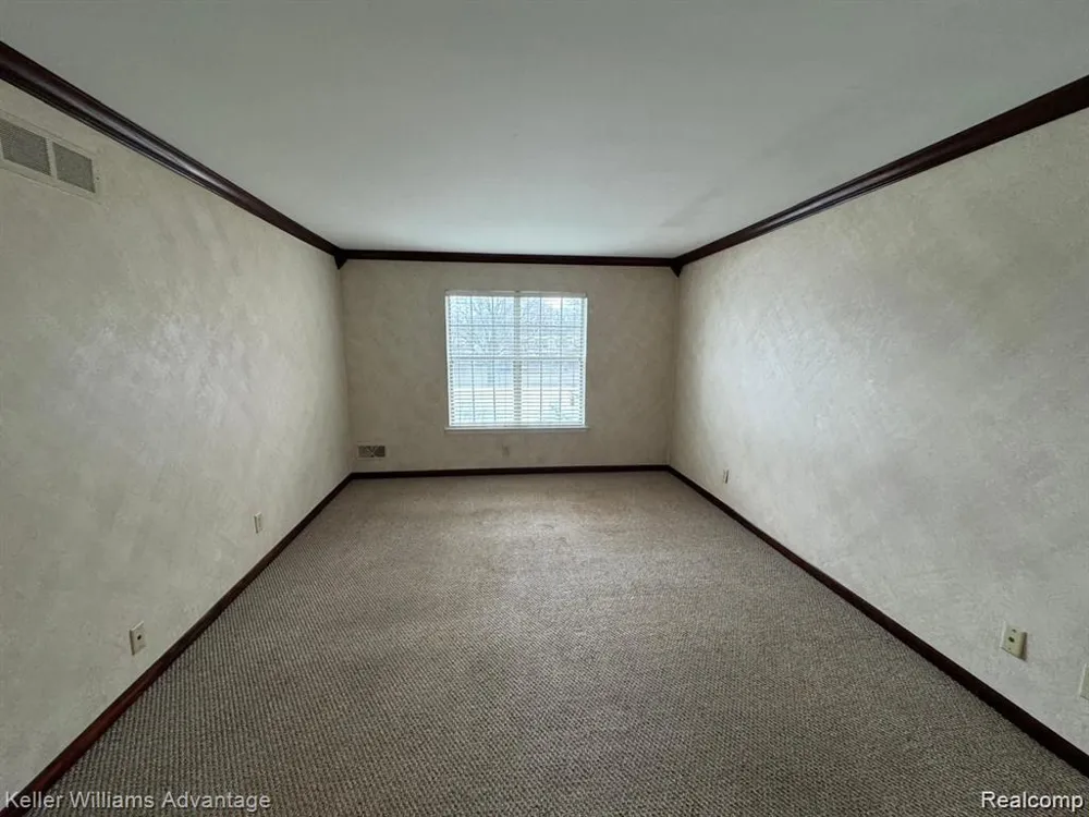 27689 W Echo Valley Farmington Hills City, MI 48334