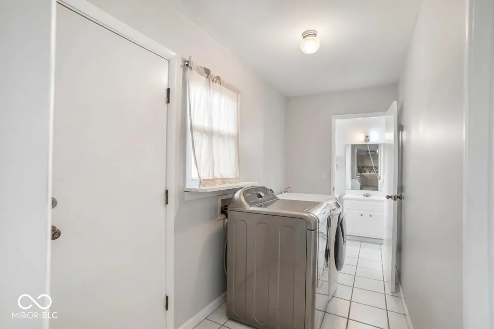 1709 W Woodmont Muncie, IN 47304