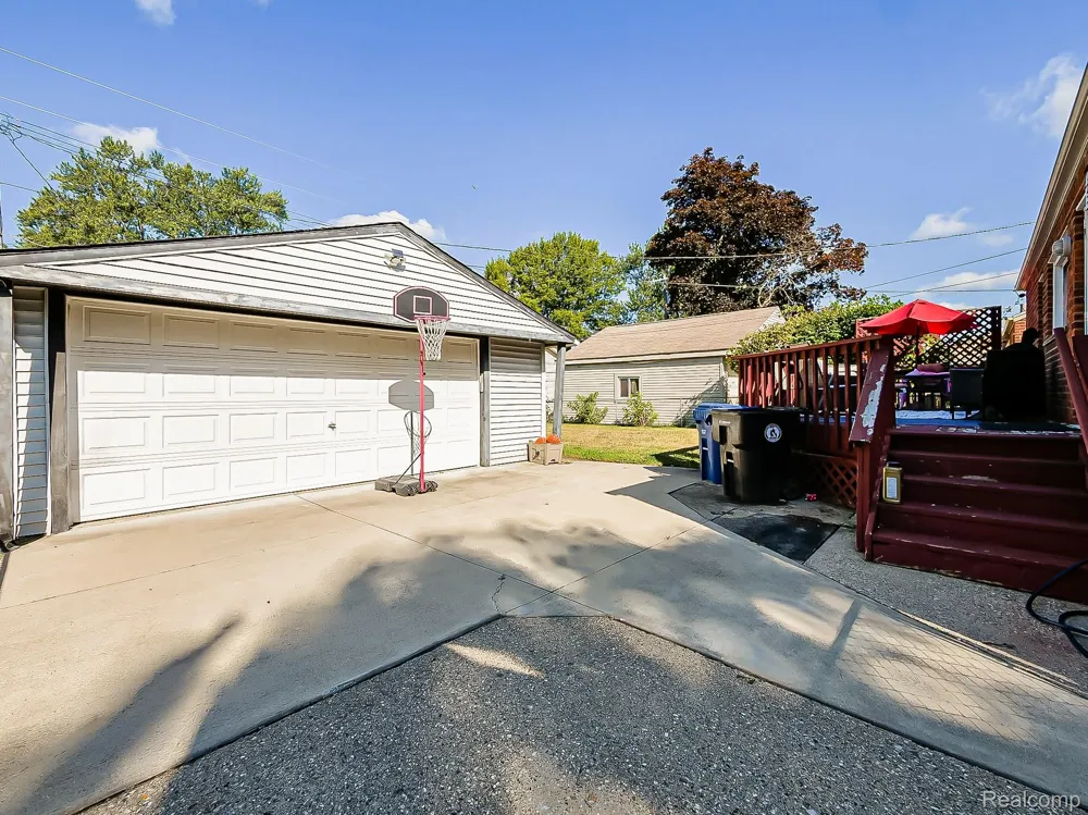 17721 Sumner Redford Charter Township, MI 48240