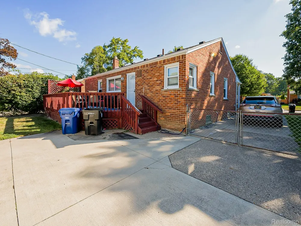 17721 Sumner Redford Charter Township, MI 48240