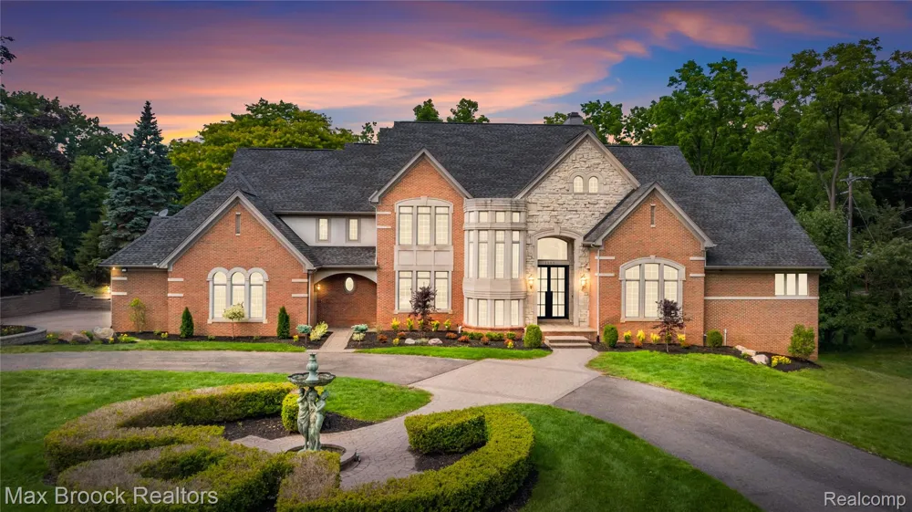 1888 W Tahquamenon Court Bloomfield Hills City, MI 48302