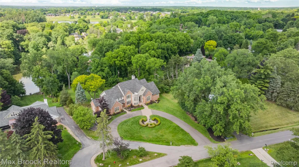 1888 W Tahquamenon Court Bloomfield Hills City, MI 48302
