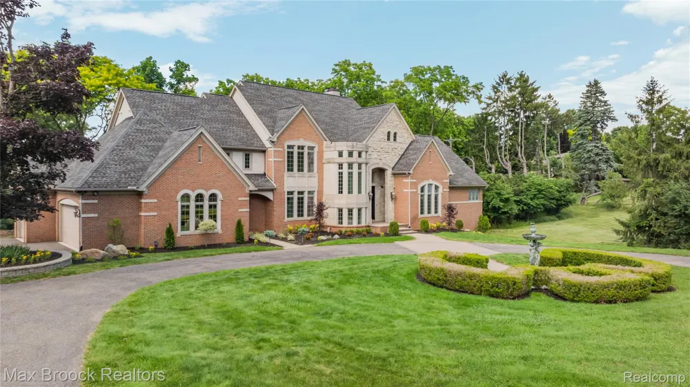1888 W Tahquamenon Court Bloomfield Hills City, MI 48302