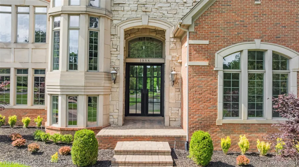 1888 W Tahquamenon Court Bloomfield Hills City, MI 48302