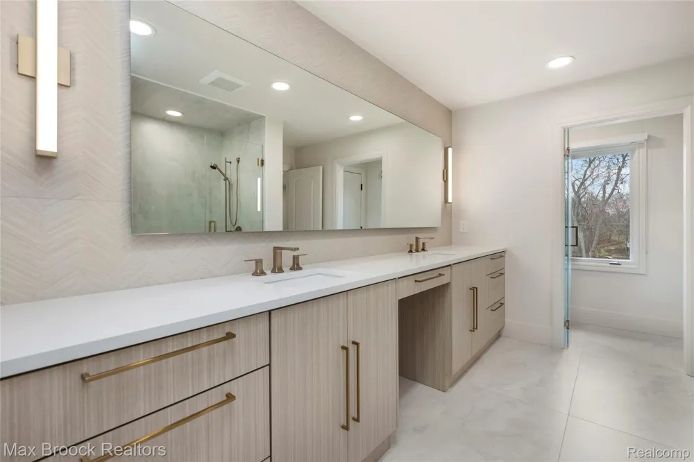 1888 W Tahquamenon Court Bloomfield Hills City, MI 48302