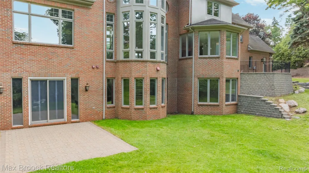1888 W Tahquamenon Court Bloomfield Hills City, MI 48302
