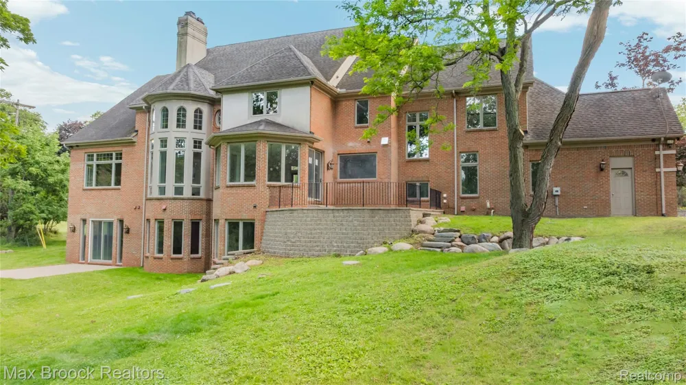 1888 W Tahquamenon Court Bloomfield Hills City, MI 48302