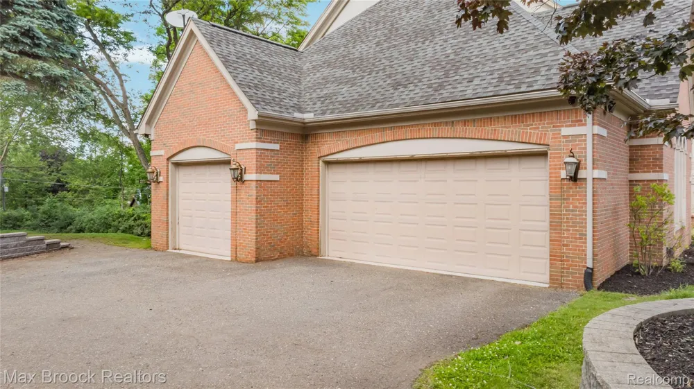 1888 W Tahquamenon Court Bloomfield Hills City, MI 48302